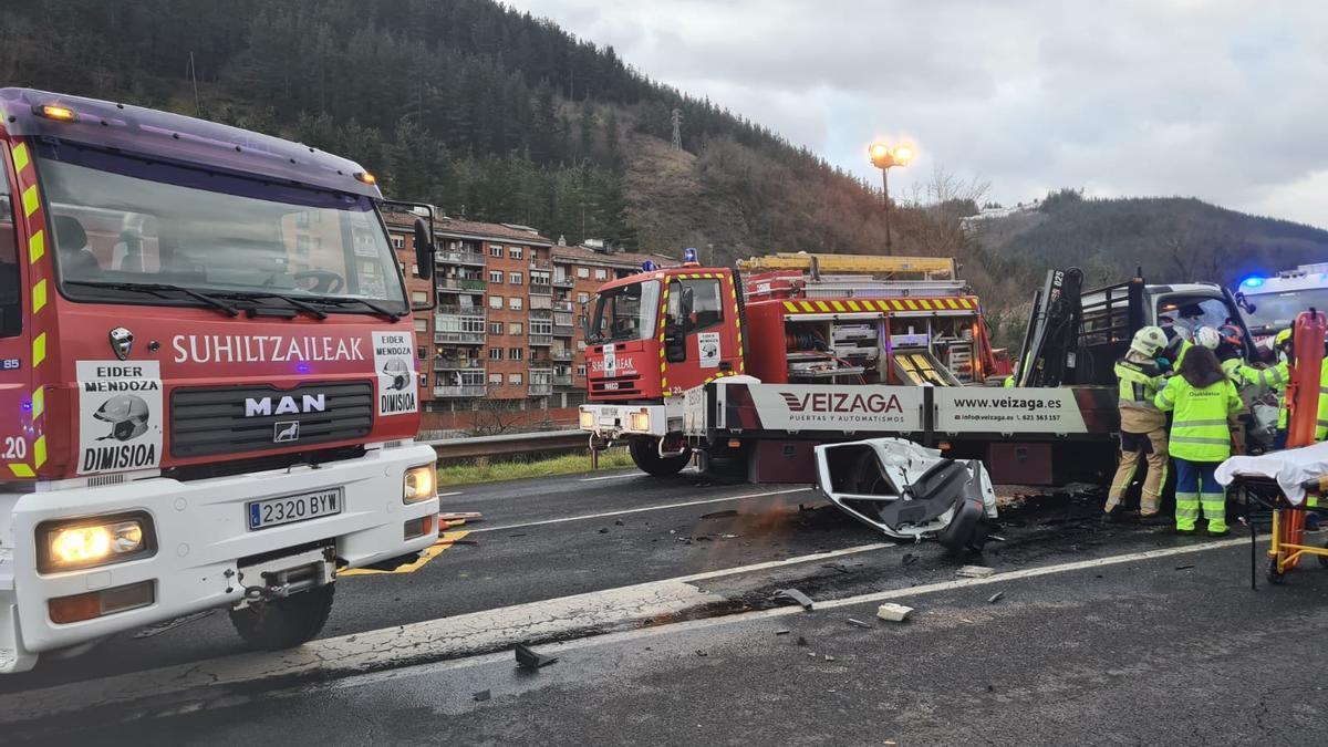 Imagen de archivo de un accidente en Bergara. BOMBEROS EUSKADI / DNG