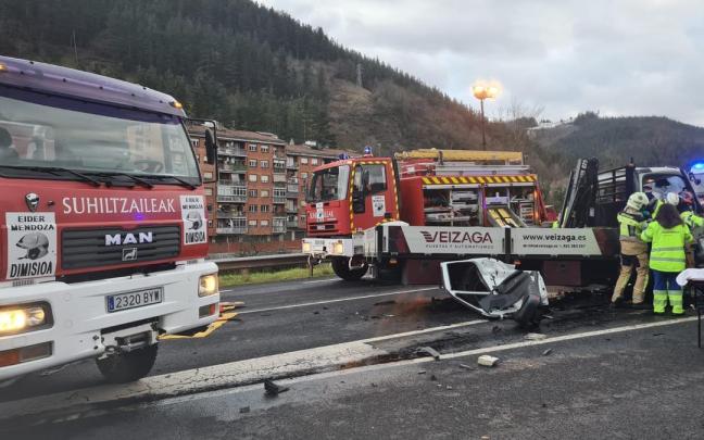 Imagen de archivo de un accidente en Bergara. BOMBEROS EUSKADI / DNG