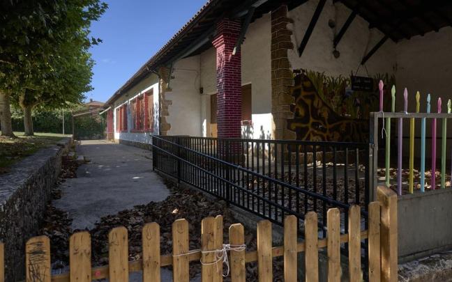 Vista del edificio donde se celebran los campos de verano del pueblo de Bernedo ADRIAN RUIZ HIERRO