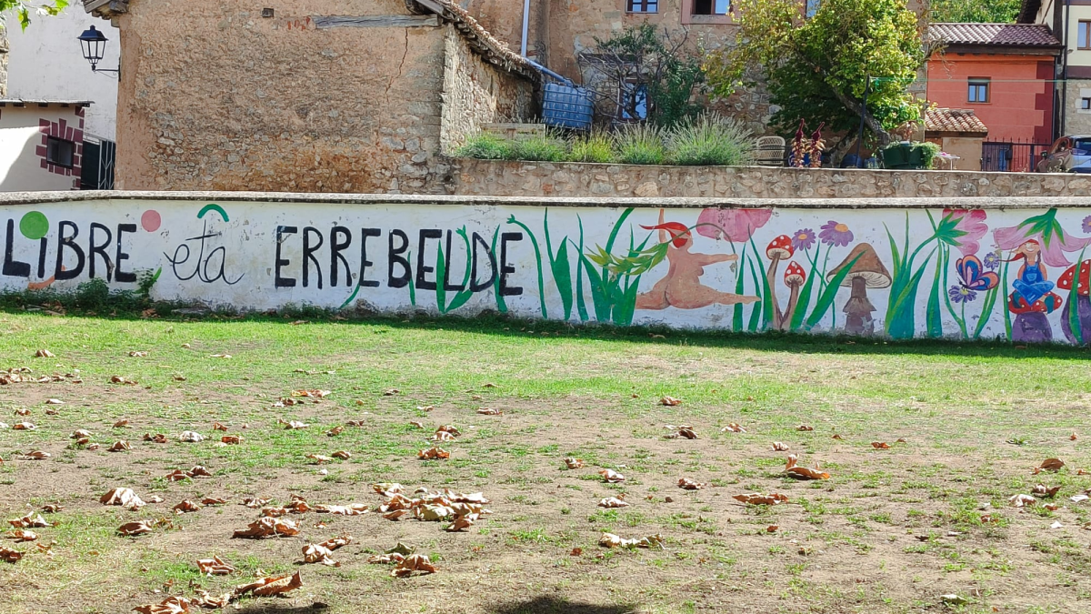 Mural del edificio que alberga los udalekus en Bernedo. ONDA VASCA