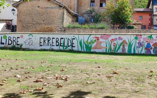 Mural del edificio que alberga los udalekus en Bernedo. ONDA VASCA