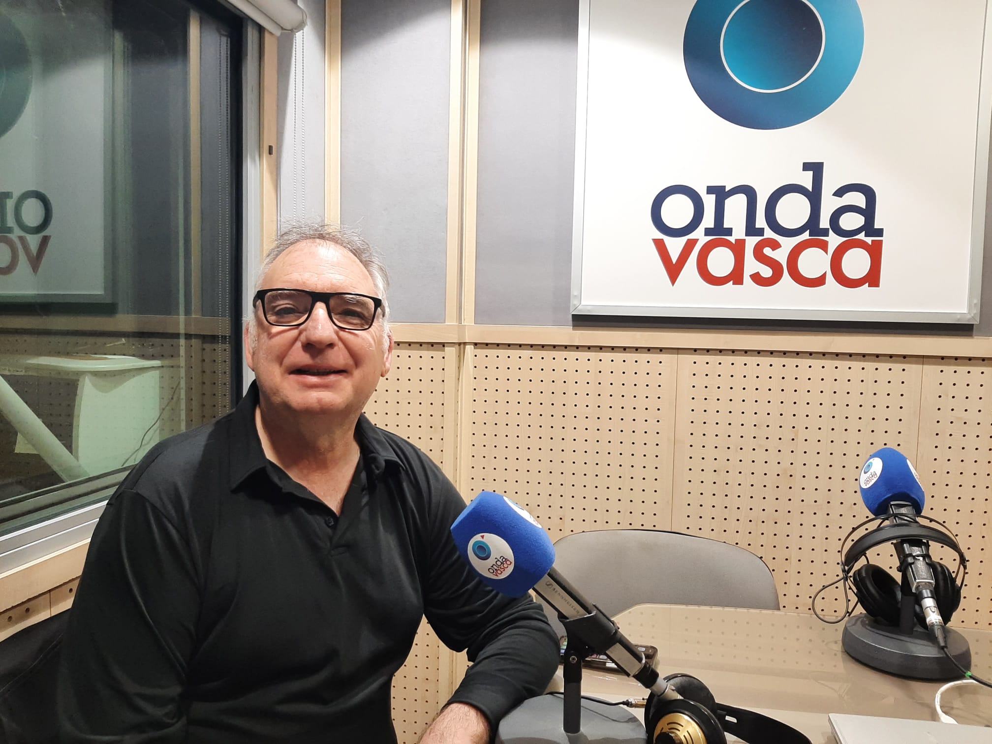 Fernando Bernués en los estudios de Onda Vasca