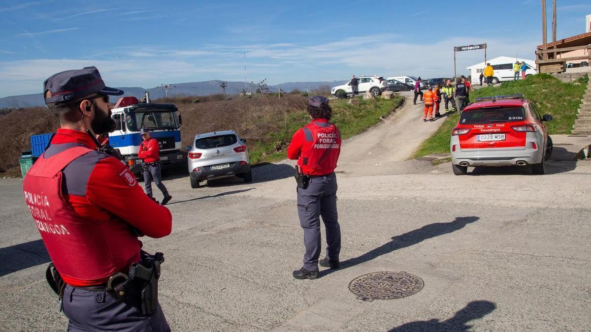 Agentes de Policía Foral, en el lugar del accidente. Patxi Cascante