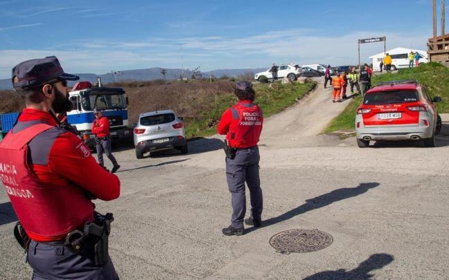 Agentes de Policía Foral, en el lugar del accidente. Patxi Cascante
