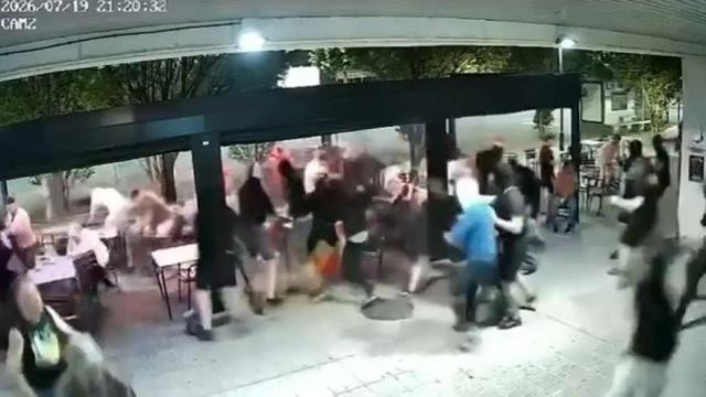 El momento en el que un grupo de radicales irrumpieron a golpes en un bar de Berriozar. Archivo