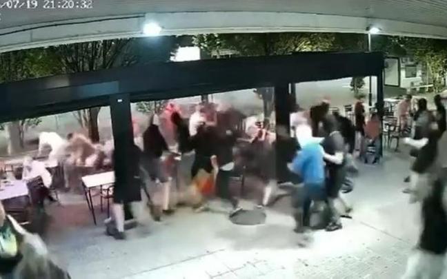 El momento en el que un grupo de radicales irrumpieron a golpes en un bar de Berriozar. Archivo