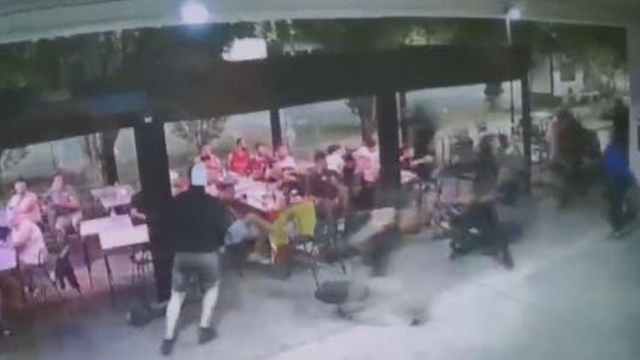 Un grupo de radicales irrumpen a golpes en un bar de Berriozar . DNN