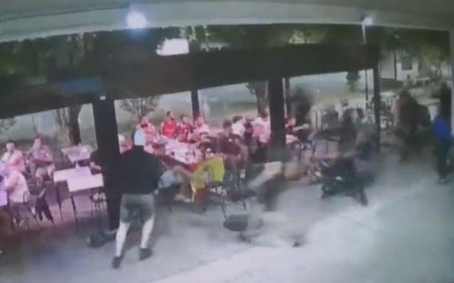 Un grupo de radicales irrumpen a golpes en un bar de Berriozar . DNN