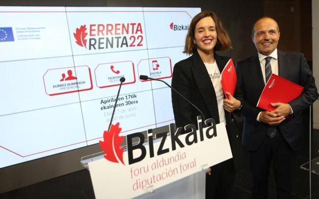 La Diputada de Hacienda Itxaso Berrojalbiz y el director de Hacienda de la Diputación, Iñaki Alonso, en una imagen de archivo. | Borja Guerrero, Deia