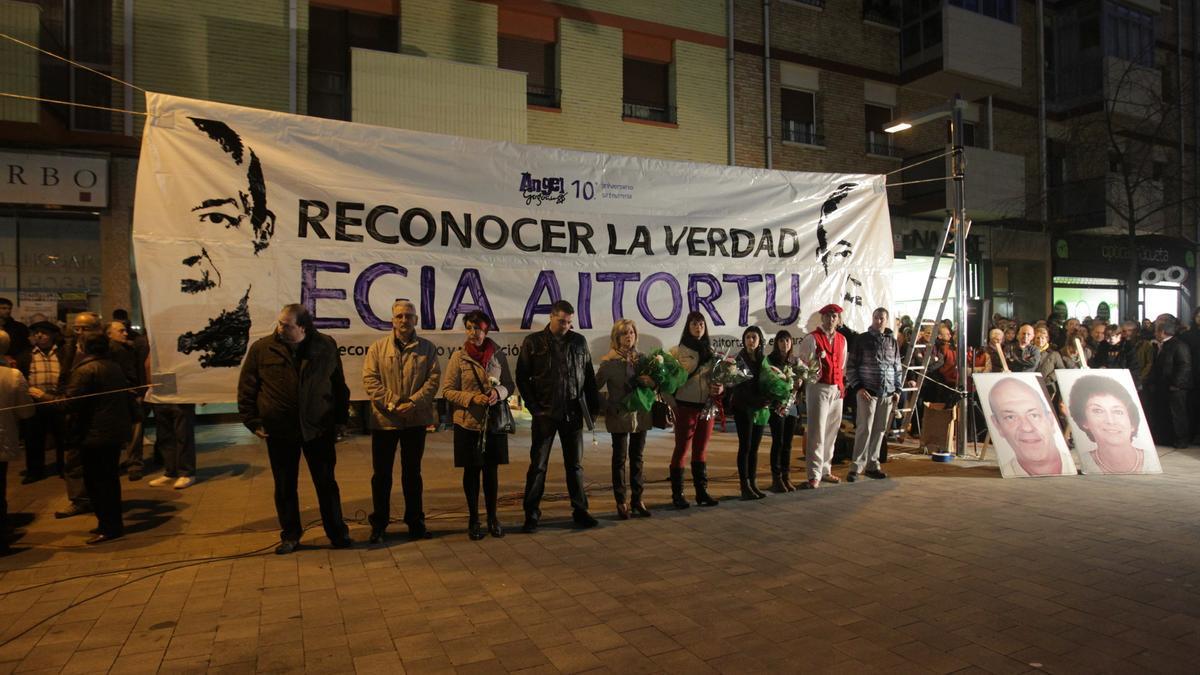 Familiares y amigos en el acto de homenaje a Ángel Berrueta organizado por la plataforma con motivo del décimo aniversario de su asesinato. Foto: Oskar Montero