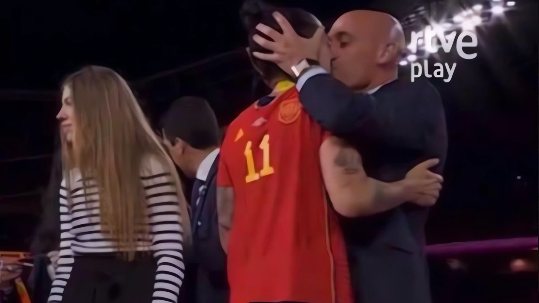 Luis Rubiales, el presidente de la Real Federación Española de Fútbol (RFEF), besa a Jenni Hermoso, jugadora de la selección española / TVE