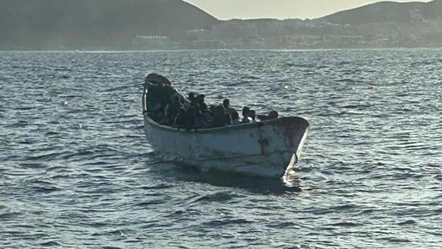 Un cayuco con inmigrantes a bordo, en una imagen de archivo.
