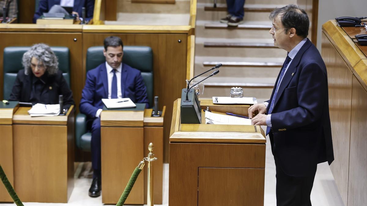 El consejero de Salud, Alberto Martínez, comparece en el Parlamento Vasco.