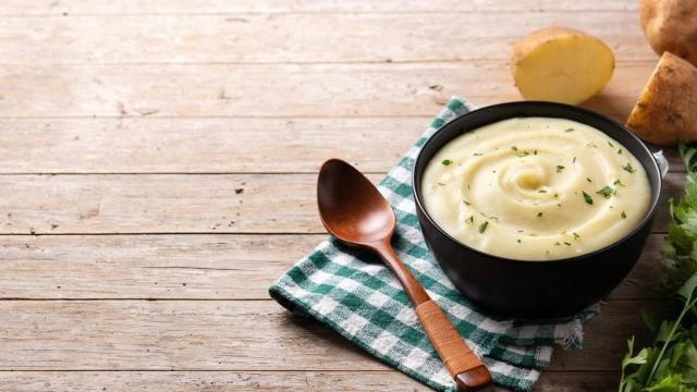 Un cuenco de cremoso puré de patata.