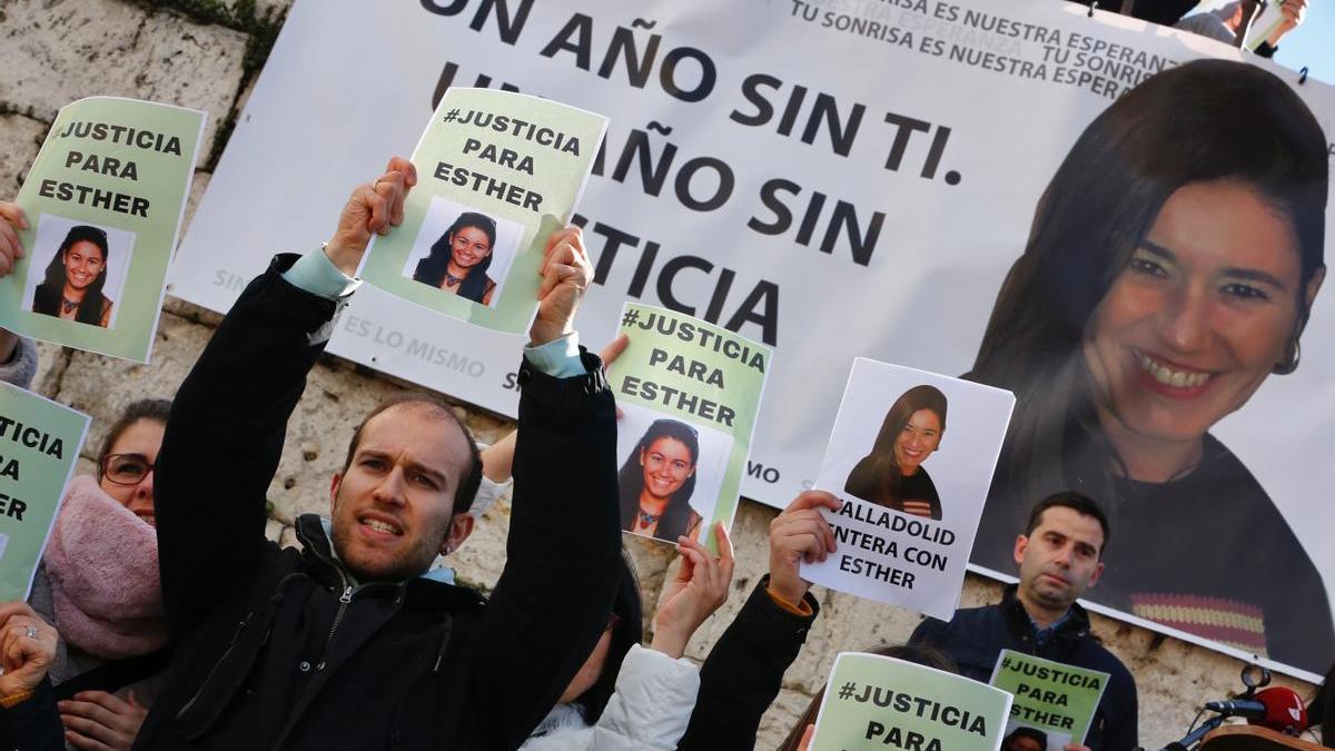 Un grupo de personas se manifiesta en Valladolid con retratos de Esther López.