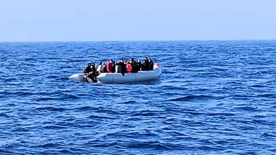Una de las embarcaciones en las que viajaban los migrantes.