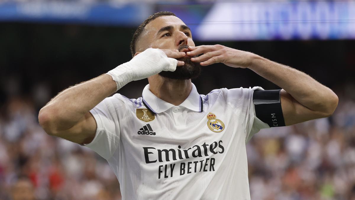 Karim Benzema celebra su último gol con la camiseta del Real Madrid.