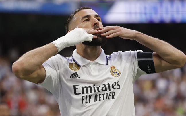Karim Benzema celebra su último gol con la camiseta del Real Madrid. Karim Benzema celebra su último gol con la camiseta del Real Madrid.