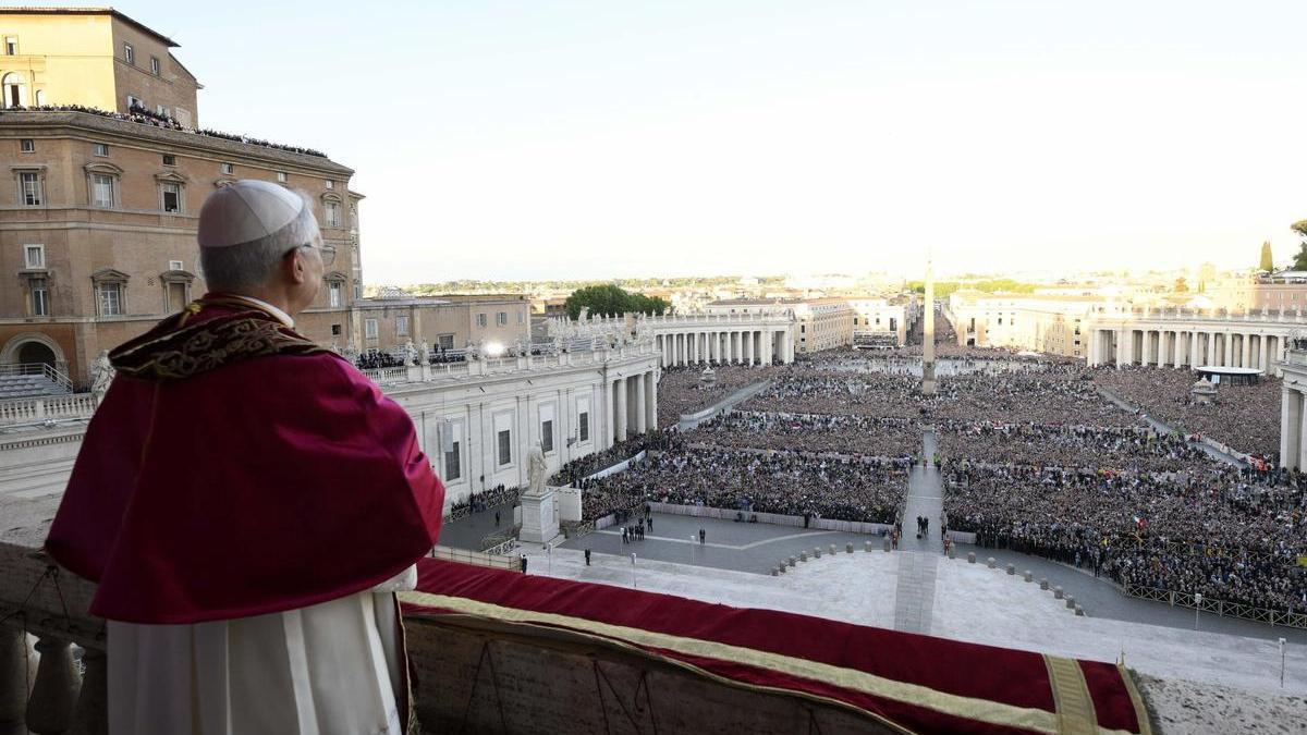 El Papa León XIV saluda a los fieles en la plaza de San Pedro.