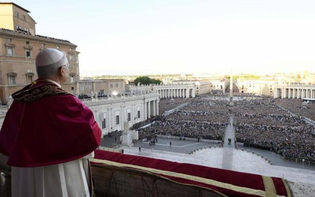 El Papa León XIV saluda a los fieles en la plaza de San Pedro. / EFE El Papa León XIV saluda a los fieles en la plaza de San Pedro.