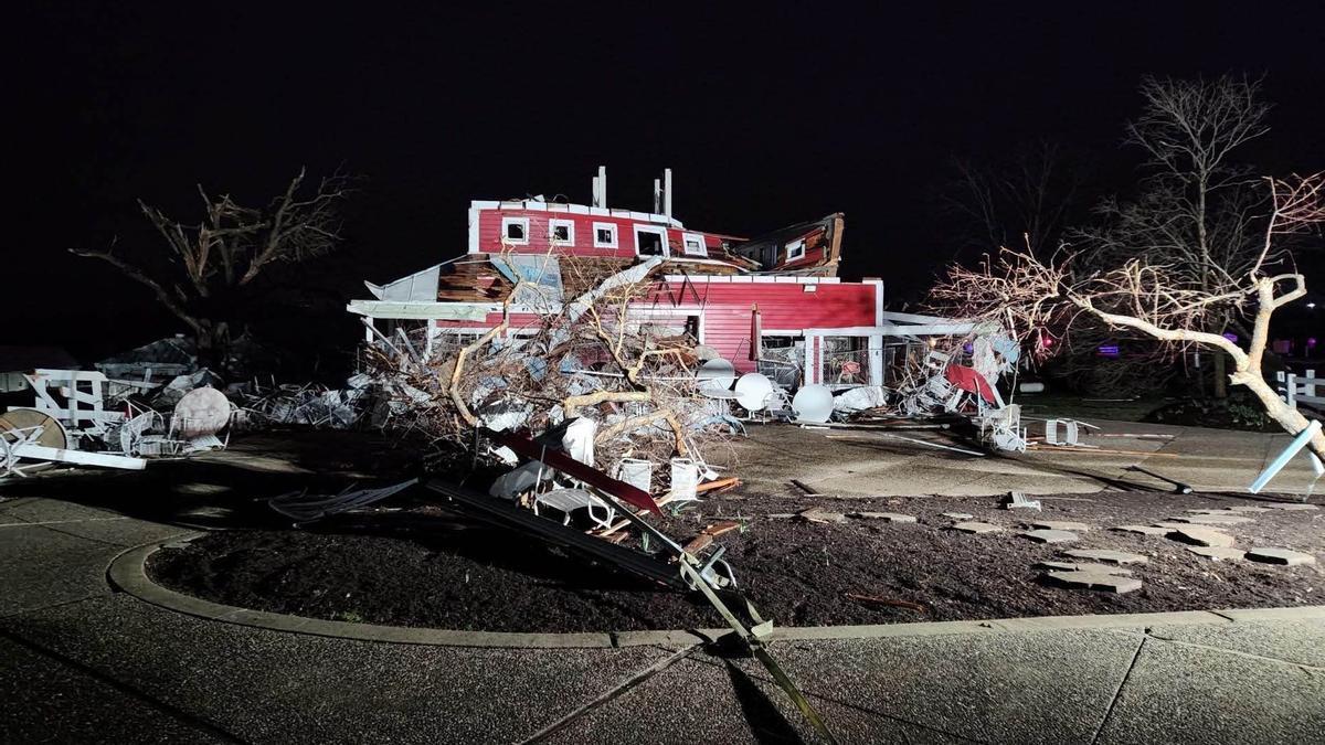 Imagen de una casa afectada por las tormentas y tornados en algunas zonas de EEUU