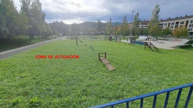 Zona del parque Bekosolo de Etxebarri elegida para el recinto de juegos de agua