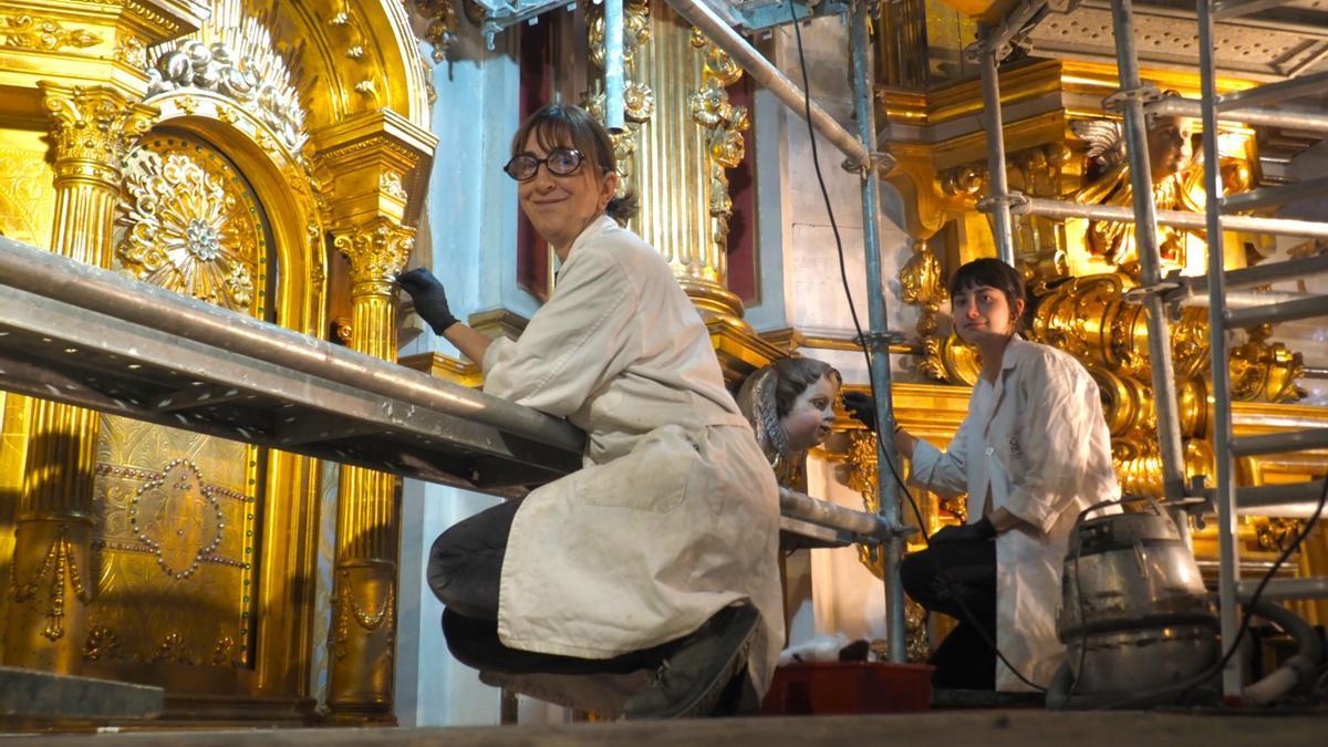 Carmen Martín y Aiora Elkoro trabajan en la restauración del retablo mayor de la iglesia del convento de Santa Clara.