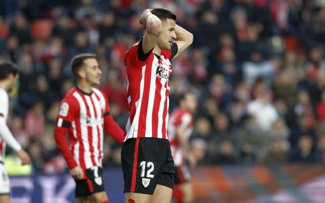 Guruzeta se lamenta tras desperdiciar una ocasión de gol. Guruzeta se lamenta tras desperdiciar una ocasión de gol.