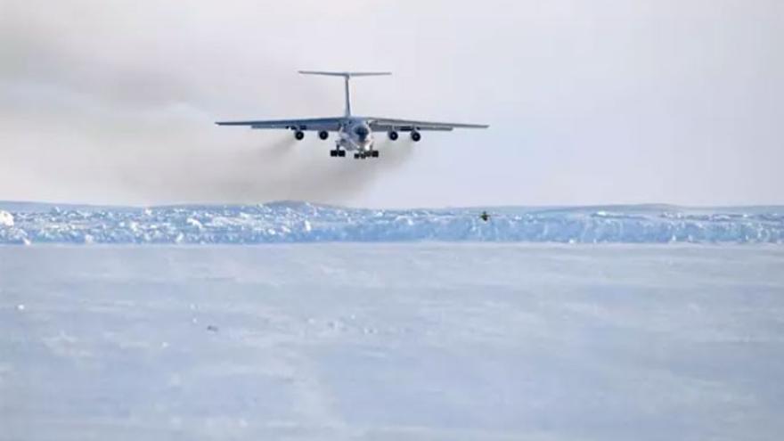 Un avión Ilyushin Il-76 aterrizando en Rusia.