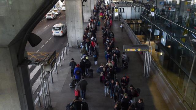 Pasajeros en el aeropuerto de Barajas.