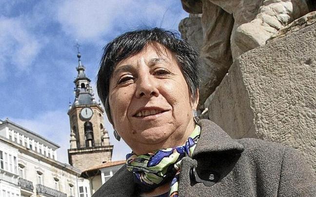 La autora con un ejemplar de su nuevo libro.