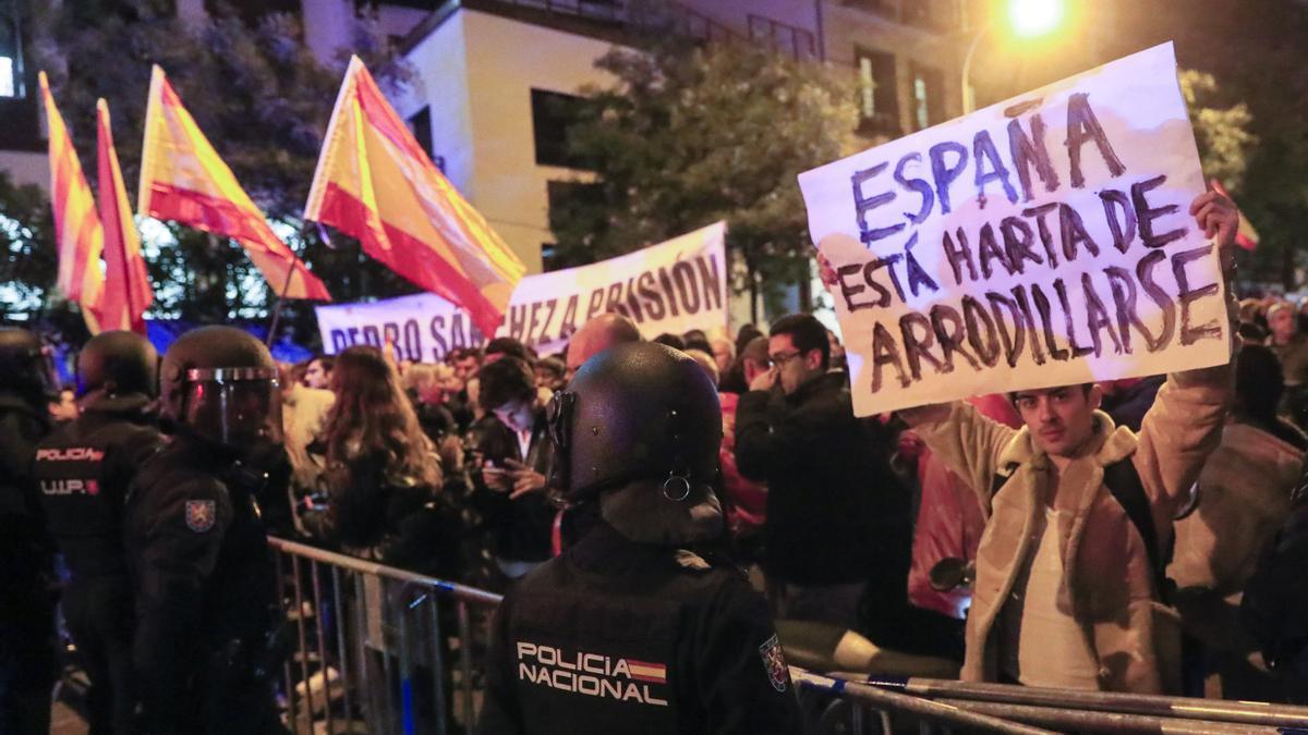 Varios cientos de personas se concentraron ayer en las inmediaciones de Ferraz para protestar contra la ley de amnistía.