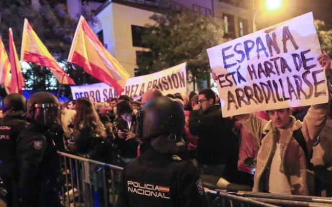 Varios cientos de personas se concentraron ayer en las inmediaciones de Ferraz para protestar contra la ley de amnistía.