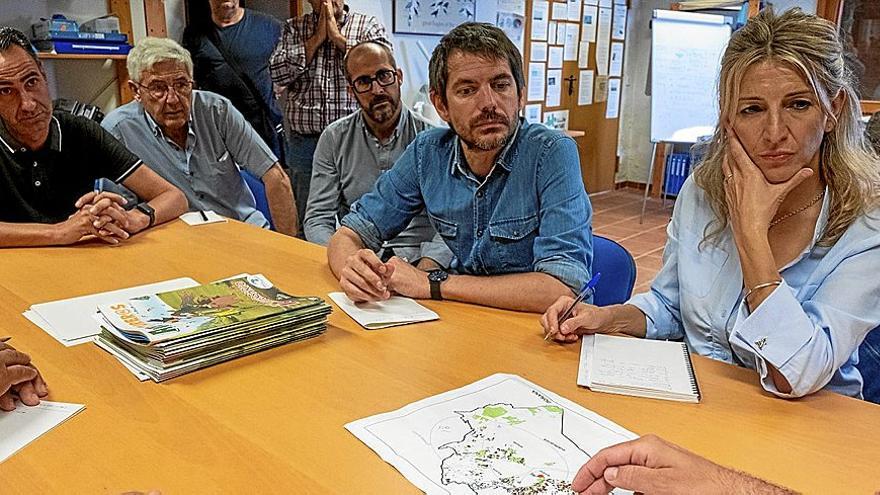 Yolanda Díaz y Ernest Urtasun, ayer con representantes ecologistas y asociaciones de agricultores en El Rocío, Huelva. | FOTO: EFE