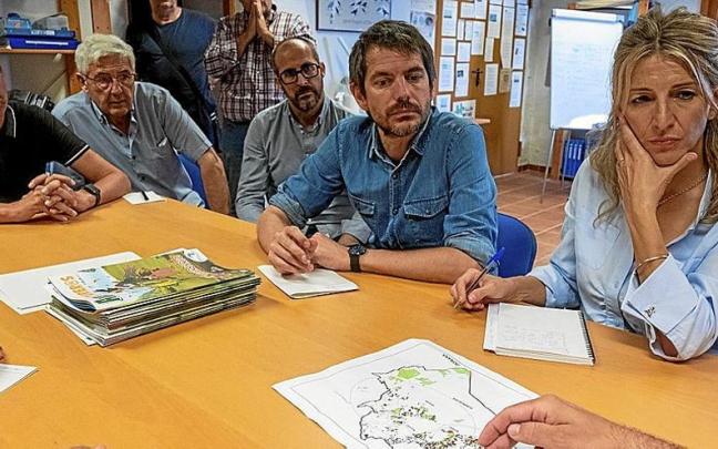 Yolanda Díaz y Ernest Urtasun, ayer con representantes ecologistas y asociaciones de agricultores en El Rocío, Huelva. | FOTO: EFE