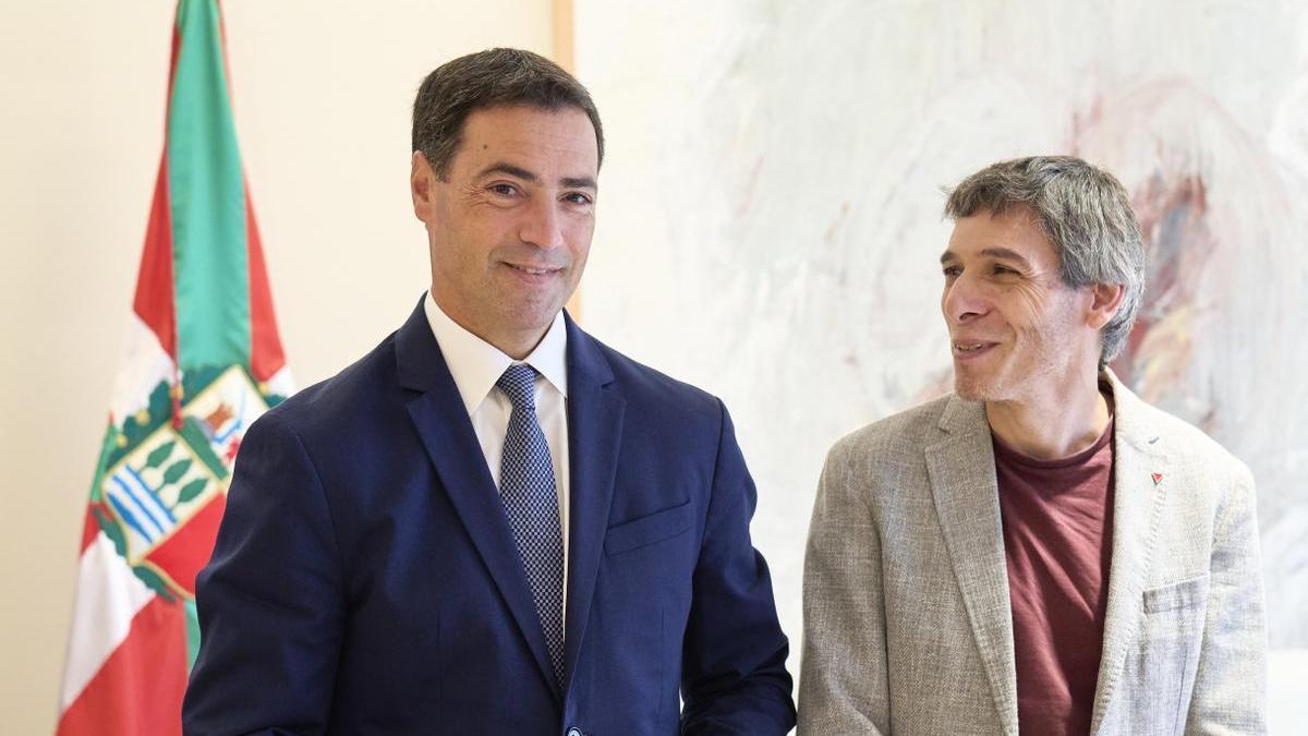El lehendakari, Imanol Pradales, con el parlamentario de Sumar, Jon Hernández