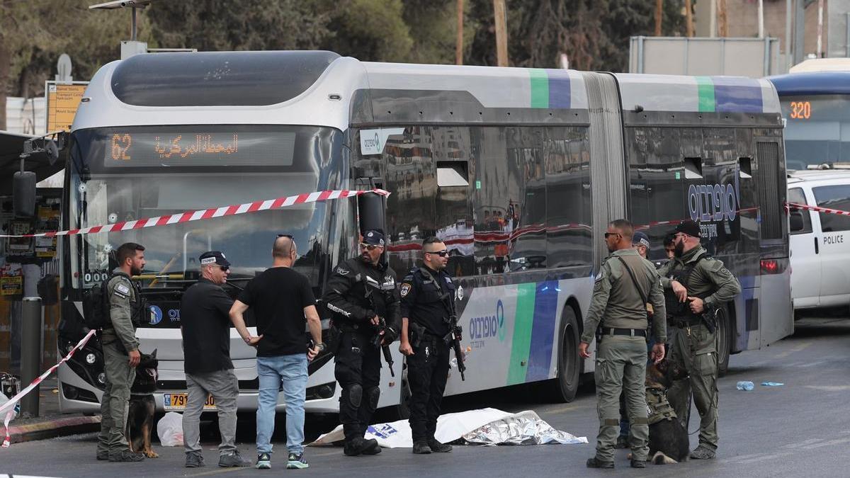 Agentes de la Policía de Israel junto al autobús atacado en Jerusalén.