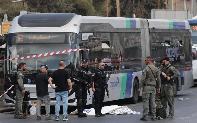 Agentes de la Policía de Israel junto al autobús atacado en Jerusalén.