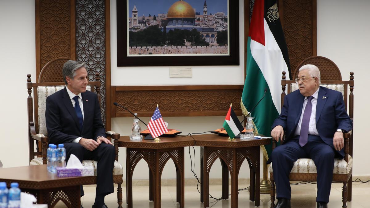Antony Blinken, y el presidente de la Autoridad Nacional Palestina (ANP), Mahmud Abás, reunidos en Ramala.