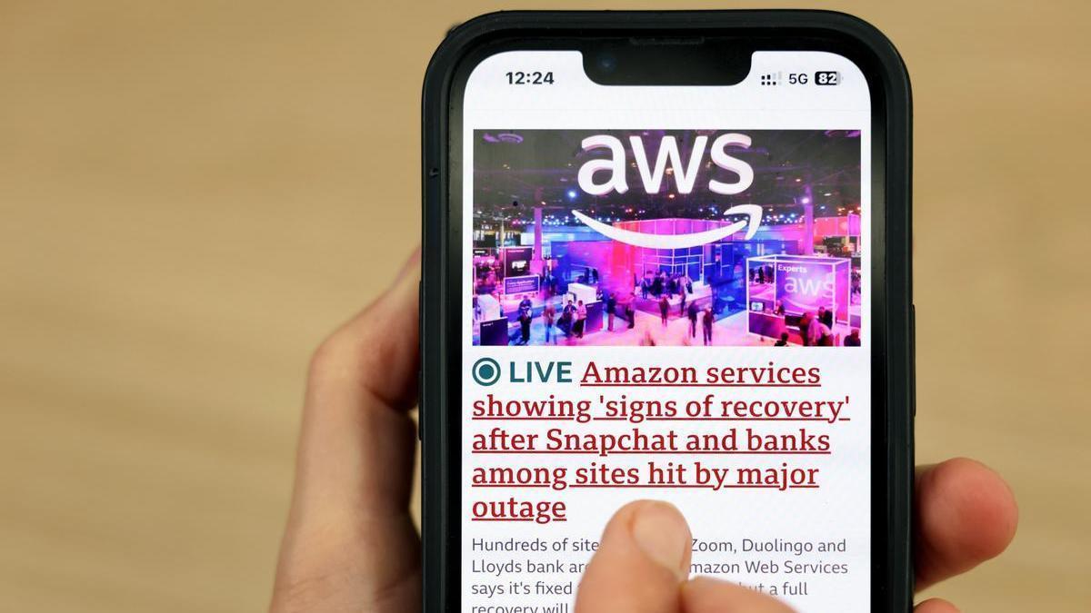 Un móvil muestra una noticia sobre la caída de Amazon Web Services (AWS).