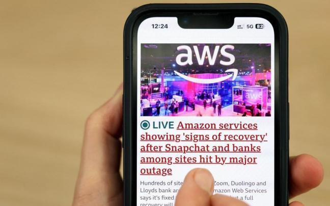 Un móvil muestra una noticia sobre la caída de Amazon Web Services (AWS).