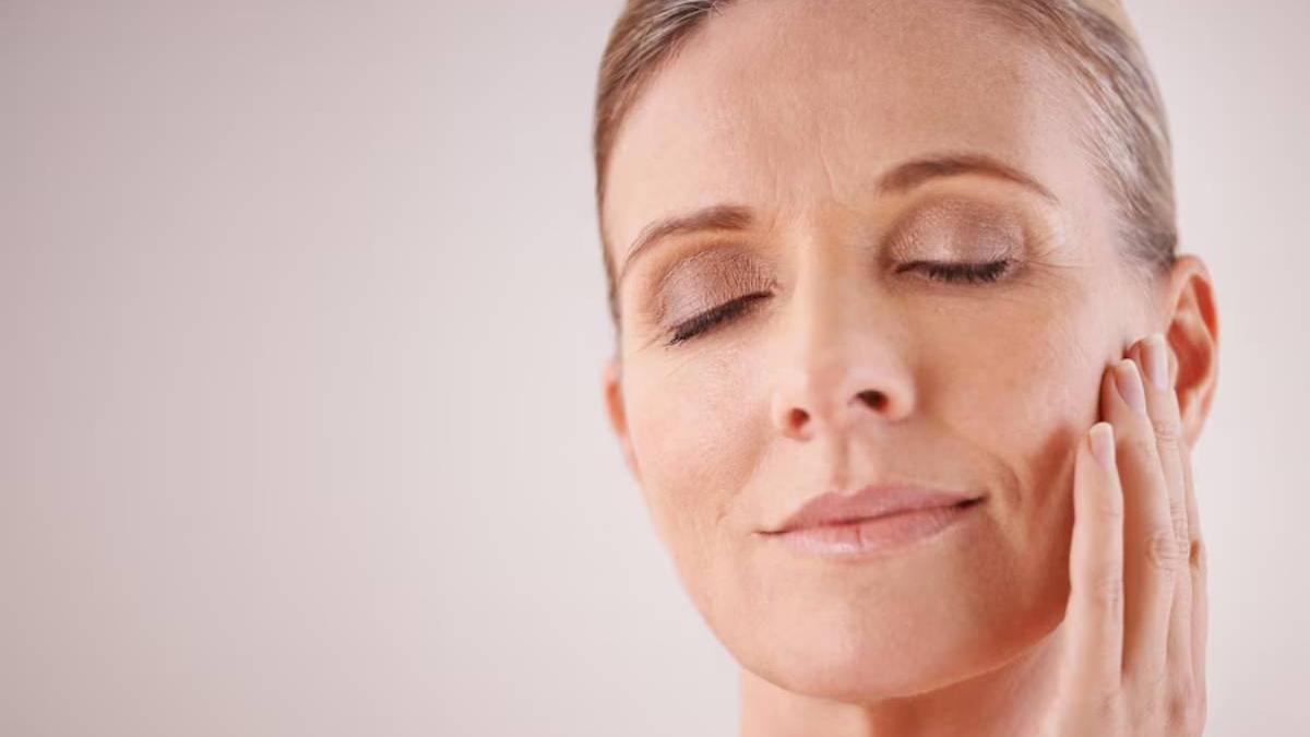 Piel cuidada con productos adecuados y protección solar para prevenir el daño solar y la pérdida de firmeza.