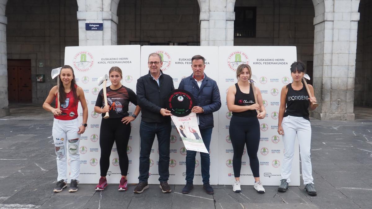 Ansorregi, Pikabea, Gisasola y Astondoa, junto a representantes del Ayuntamiento de Elgoibar y la Federación Vasca de Herri Kirolak en el acto de presentación en la plaza Kalegoen.
