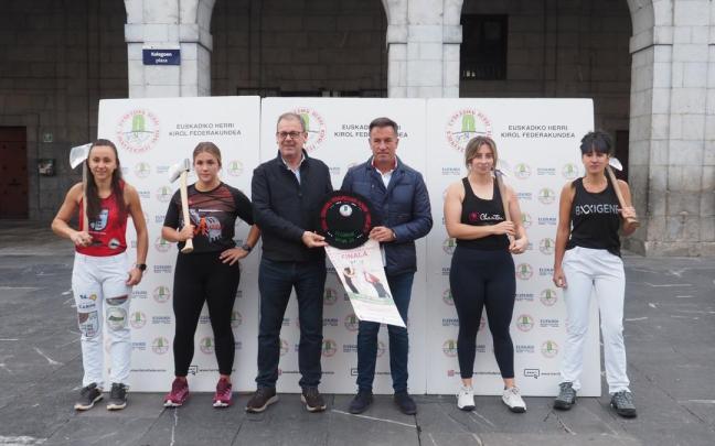 Ansorregi, Pikabea, Gisasola y Astondoa, junto a representantes del Ayuntamiento de Elgoibar y la Federación Vasca de Herri Kirolak en el acto de presentación en la plaza Kalegoen.