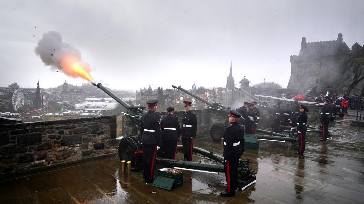 Salva en honor al rey Carlos III con motivo de su 75 cumpleaños.