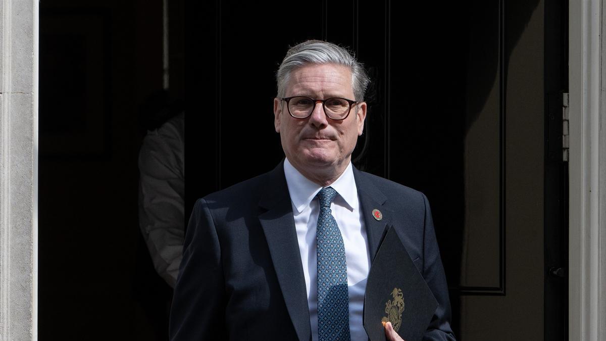 El primer ministro británico, Keir Starmer, sale de su residencia oficial en Downing Street, Londres.