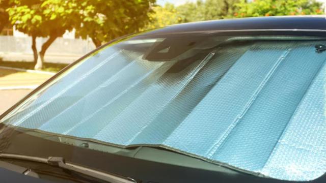 Colocar un parasol en el coche es algo que debe hacerse correctamente para evitar multas / Freepik Colocar un parasol en el coche es algo que debe hacerse correctamente para evitar multas