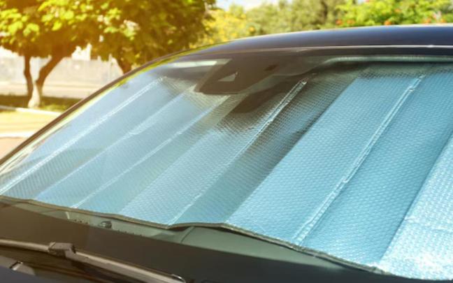 Colocar un parasol en el coche es algo que debe hacerse correctamente para evitar multas / Freepik Colocar un parasol en el coche es algo que debe hacerse correctamente para evitar multas