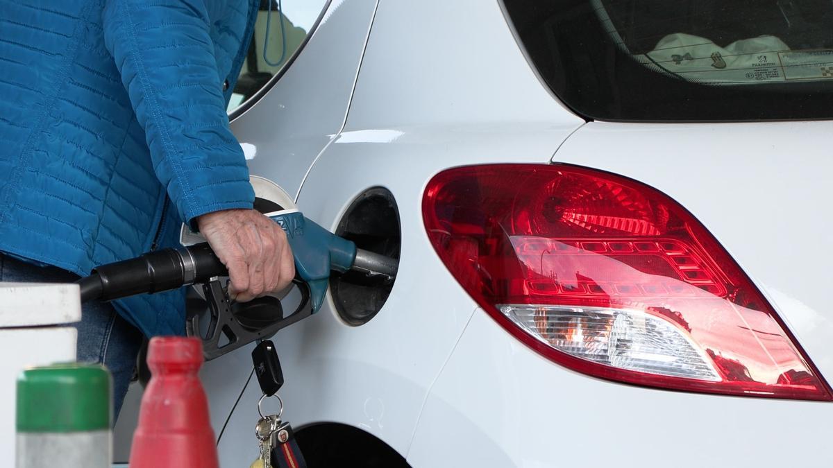 El alivio fiscal a los carburantes por la guerra en Irán se recorta desde este sábado a 10 céntimos por litro