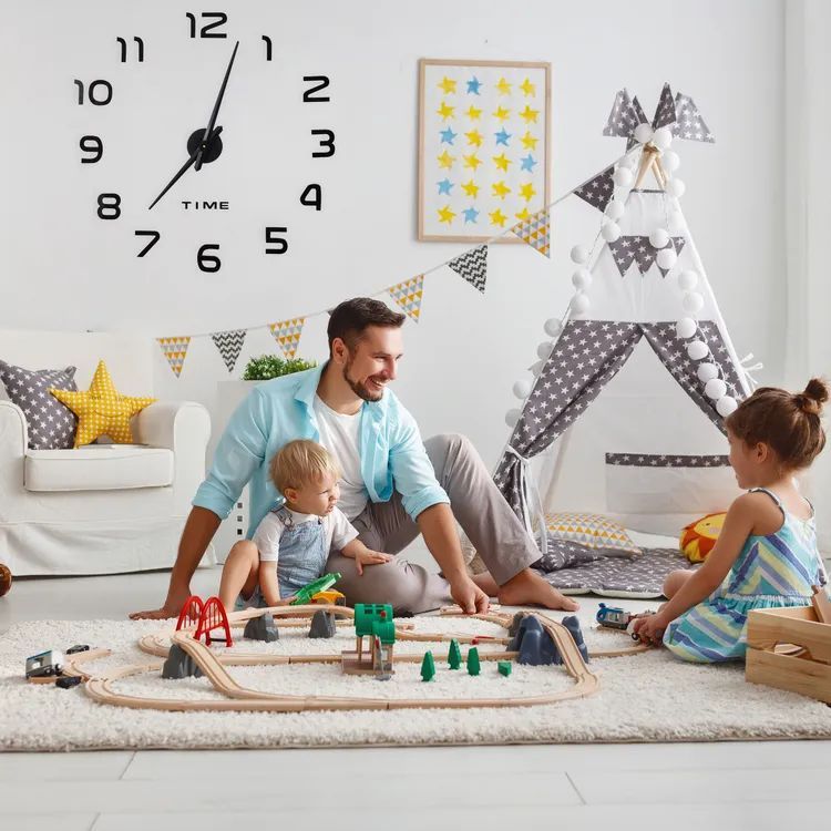 Reloj minimalista ideal para una pared blanca.